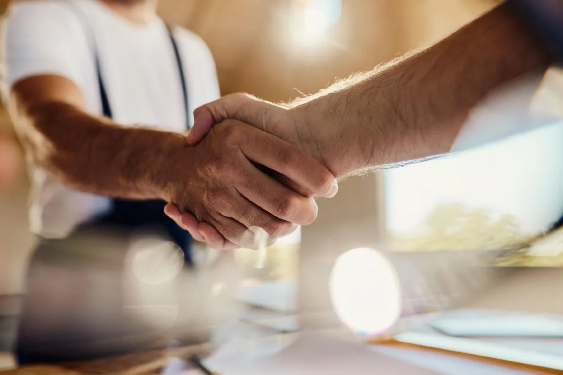 Stretta di mano simbolo di affidabilità e collaborazione professionale