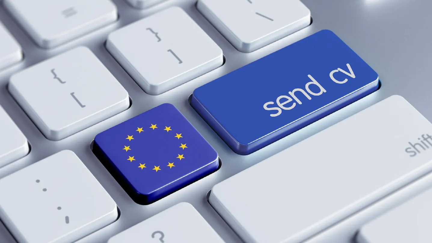 ATasto invio per candidatura online con bandiera europea simbolo di opportunità professionali