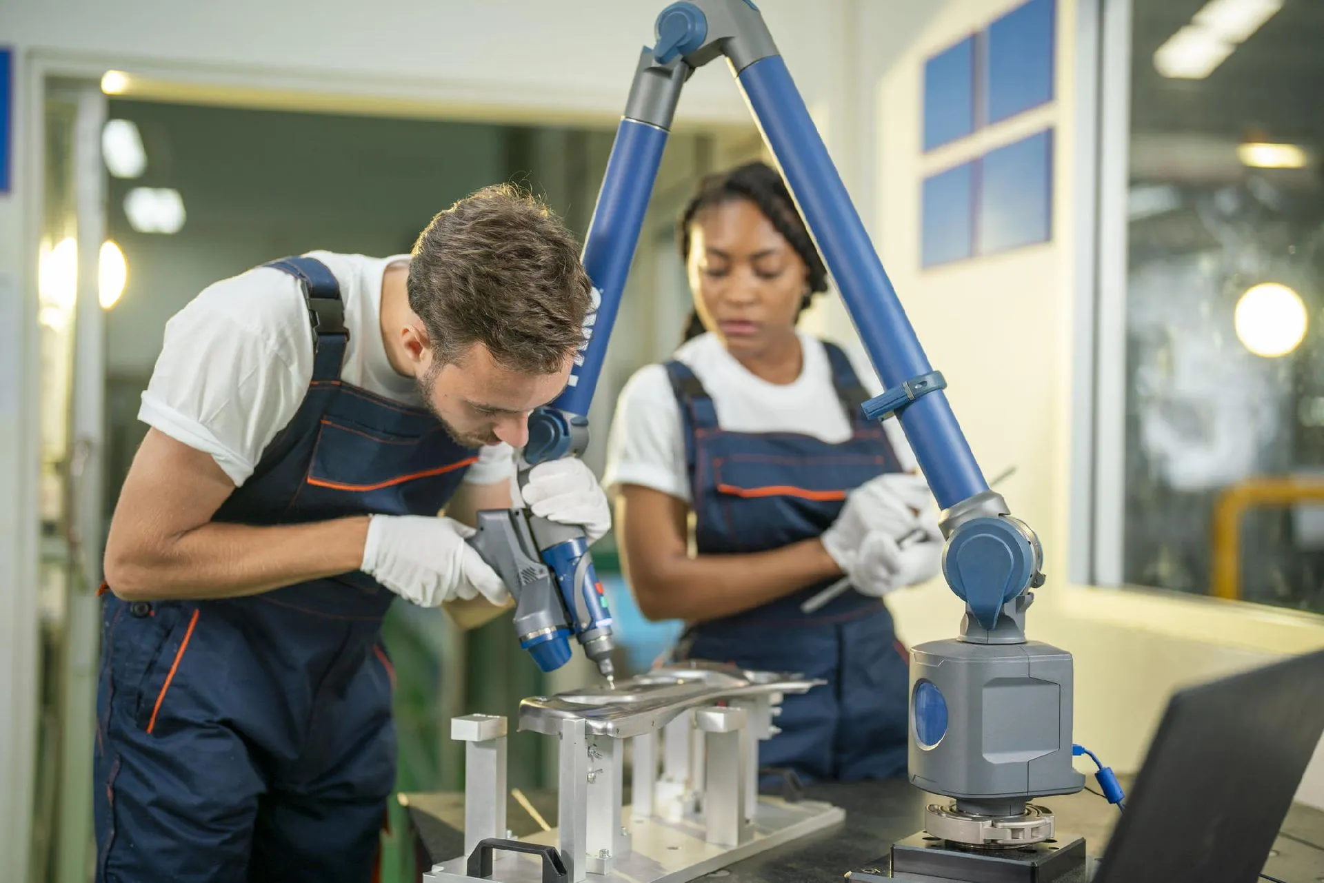 Personale qualificato con braccio robotico per lavorazioni industriali specializzate