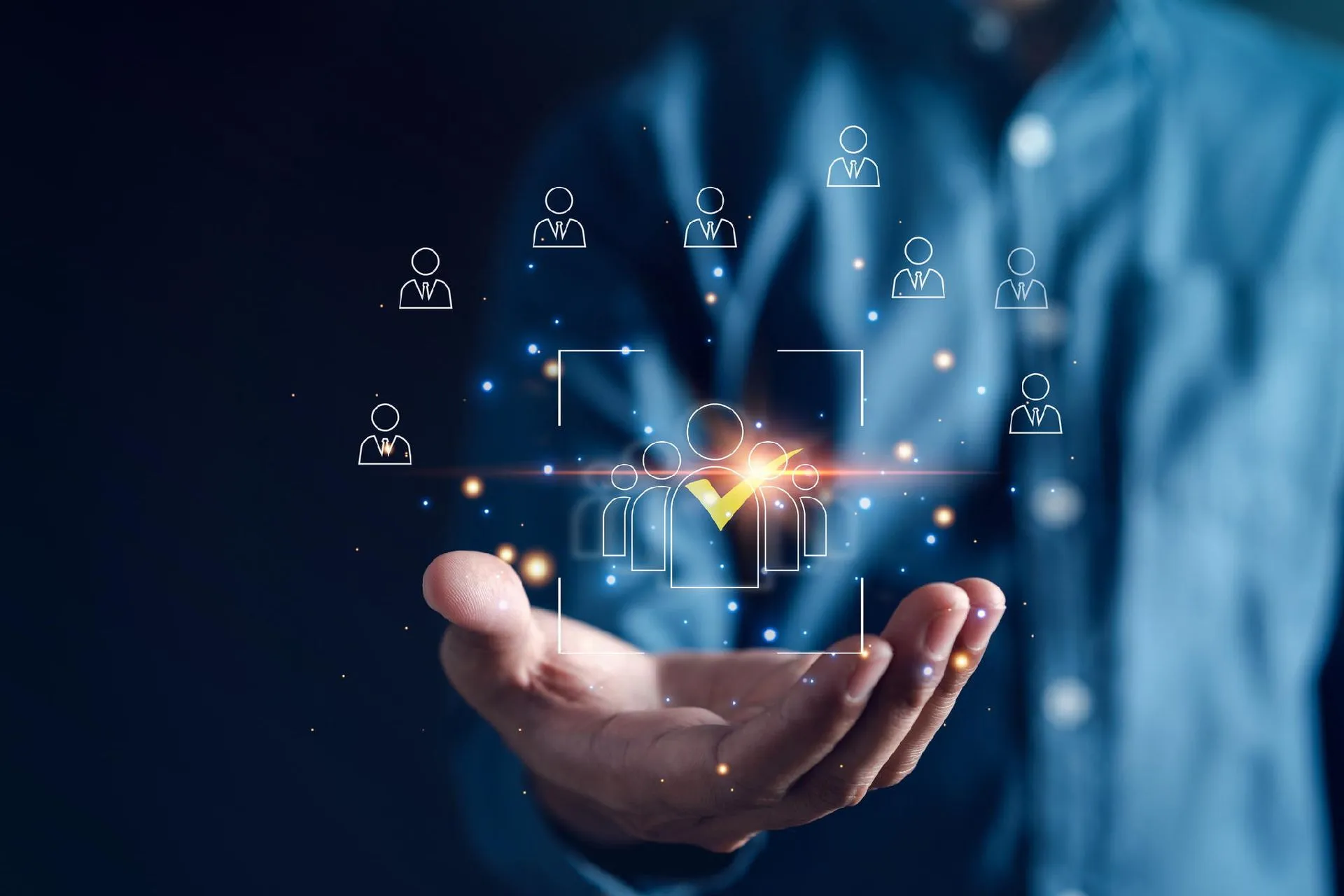 Mano con icone digitali che rappresentano i servizi e i canali di contatto di Punto Servizi