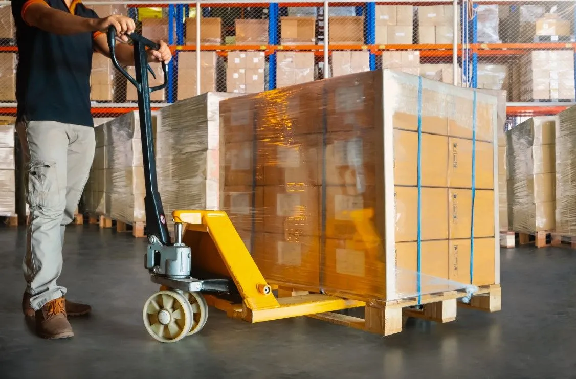 Servizi di logistica e movimentazione merci con transpallet in magazzino aziendale