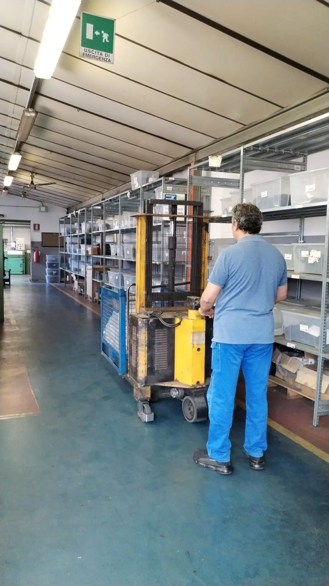 Operatore di facchinaggio con transpallet in reparto logistico aziendale