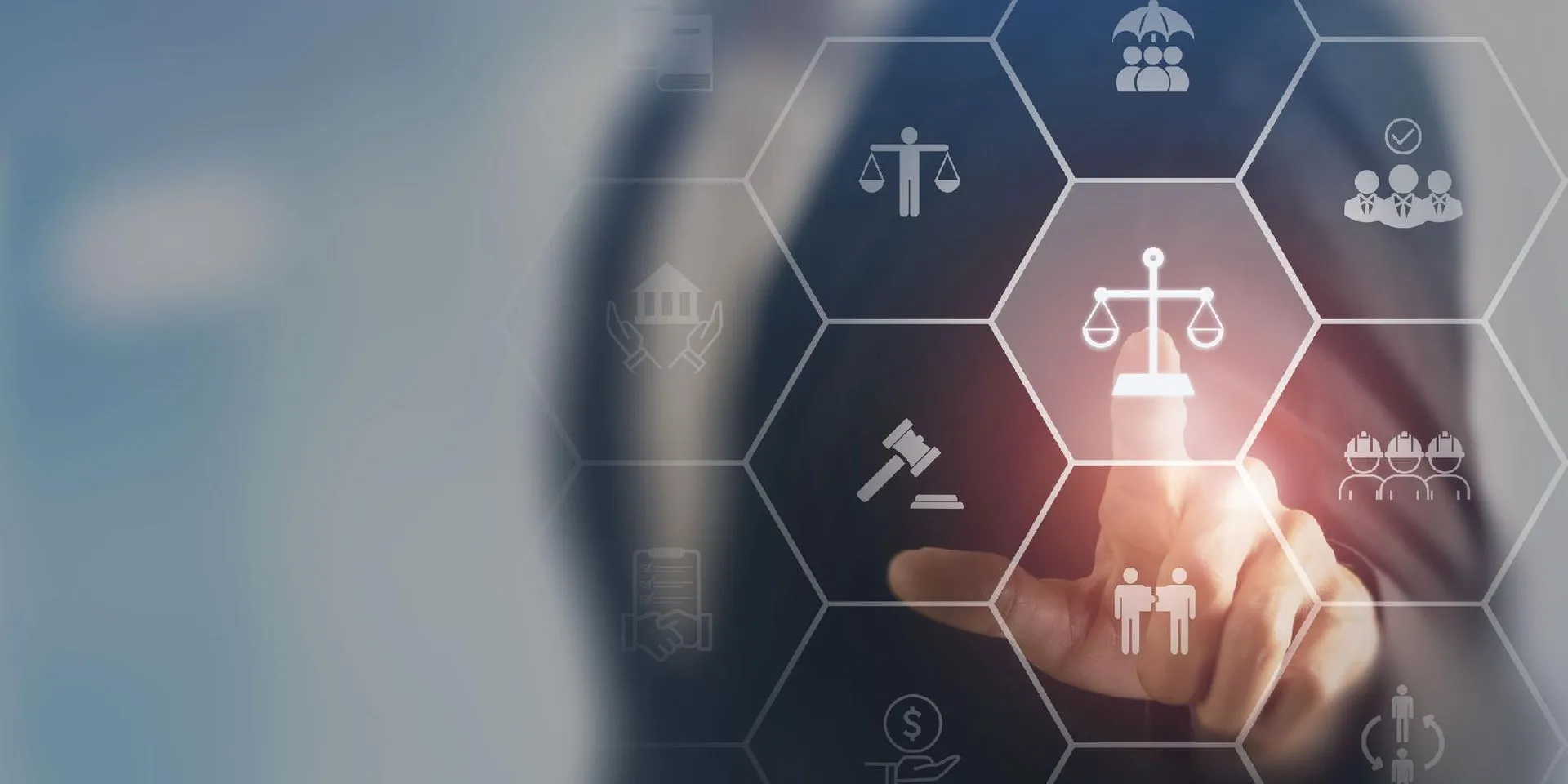 Interfaccia digitale con icone di segnalazione, giustizia e protezione dati per il sistema di whistleblowing
